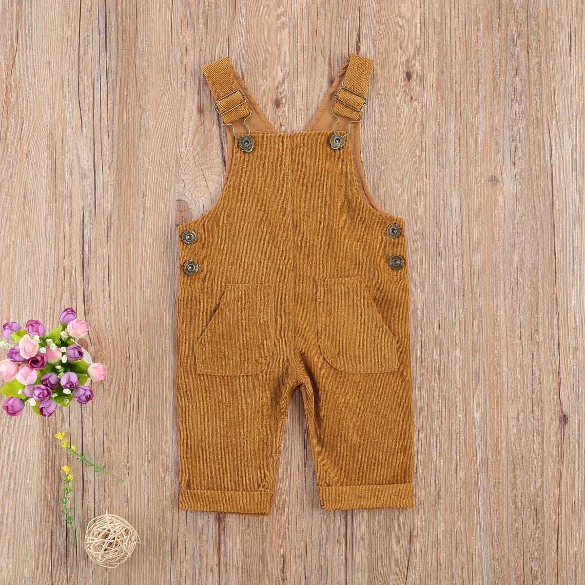 Baby-Overall aus Cord mit Tasche, Strampler